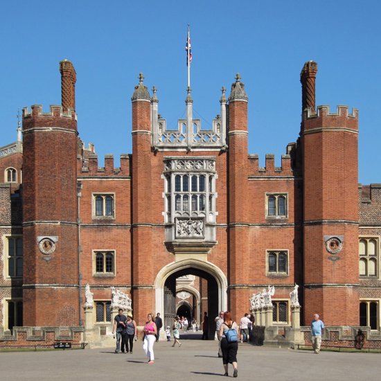 The Screaming Queen Is One Of Many Ghosts Haunting Hampton Court